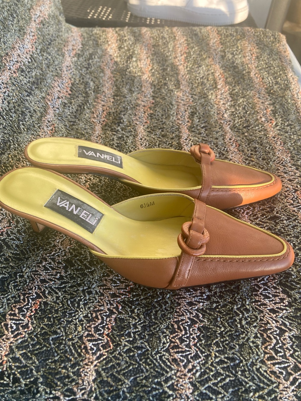 Vaneli Brown Leather Knot Pointed Mule - Picture 3 of 5
